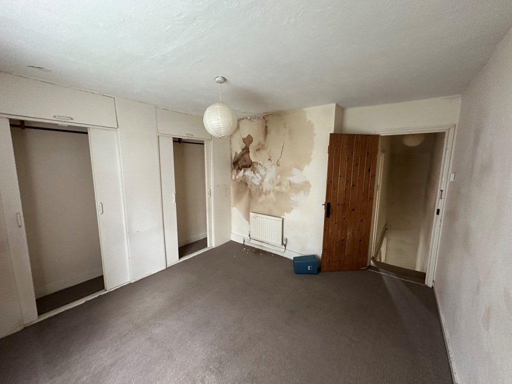 Lot: 170 - TWO-BEDROOM TERRACE HOUSE FOR REFURBISHMENT - Bedroom 1